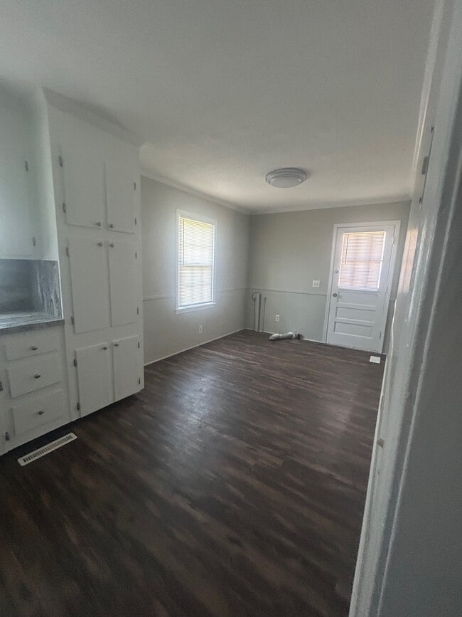 Building Photo - 300 Cedar Ln