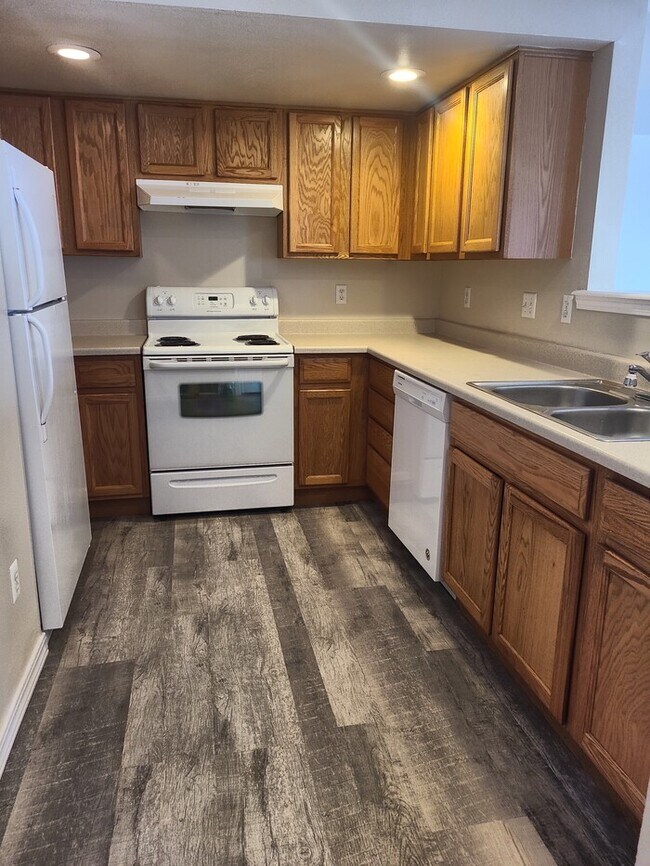 Building Photo - Available Now! Call Rently at 888.883.1193...
