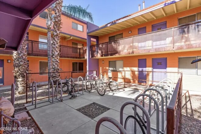 Foto del edificio - MINUTES FROM U of A - Partially Furnish Condo - 10th Street Condominiums
