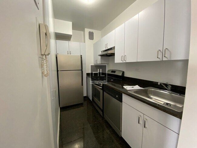 Building Photo - 5 AVENUE