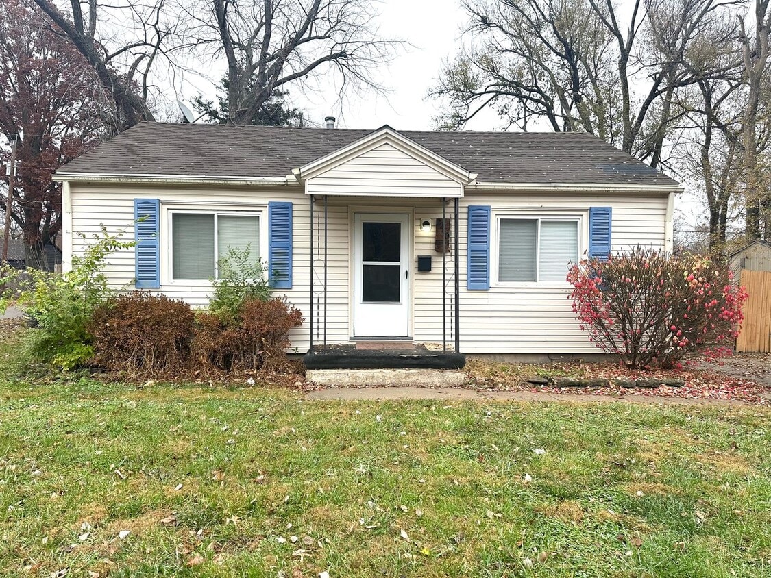 Foto principal - Charming 2 bedroom, 1 bath on a corner lot with large fenced backyard.