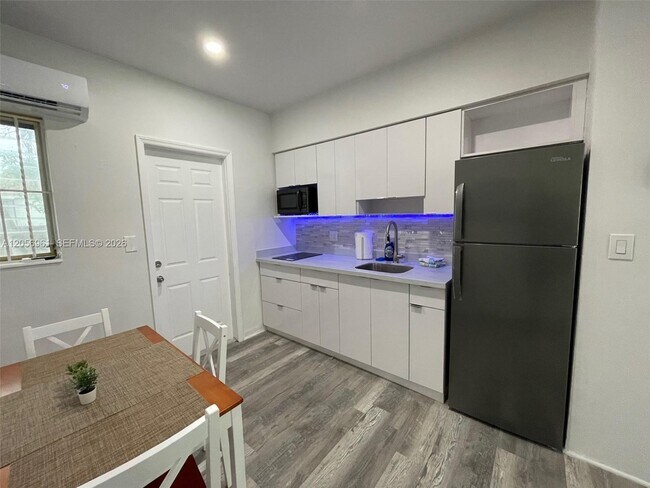 Building Photo - 1117 SW 37th Ave