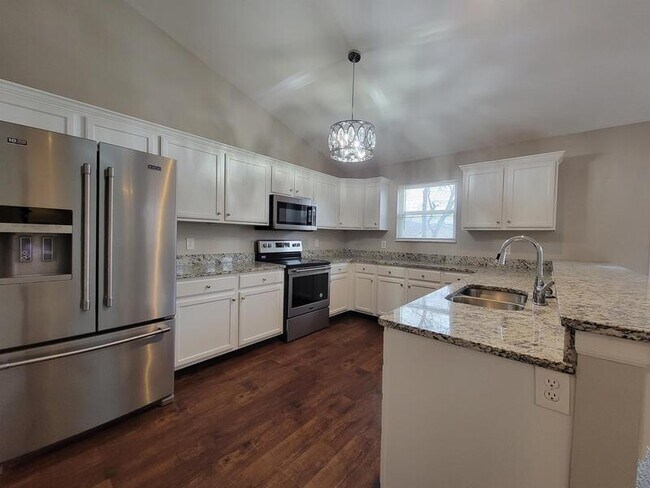 Building Photo - 330 Villa Dr