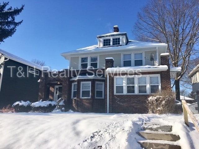 Primary Photo - PENDING-Updated Duplex in Super Hot Sobro!