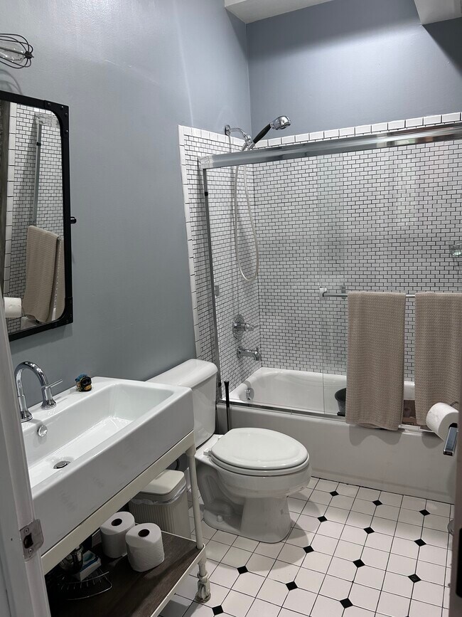 Foto del edificio - 111 E 13th St