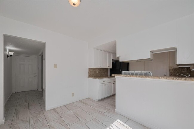 Foto del edificio - 8406 Banting St