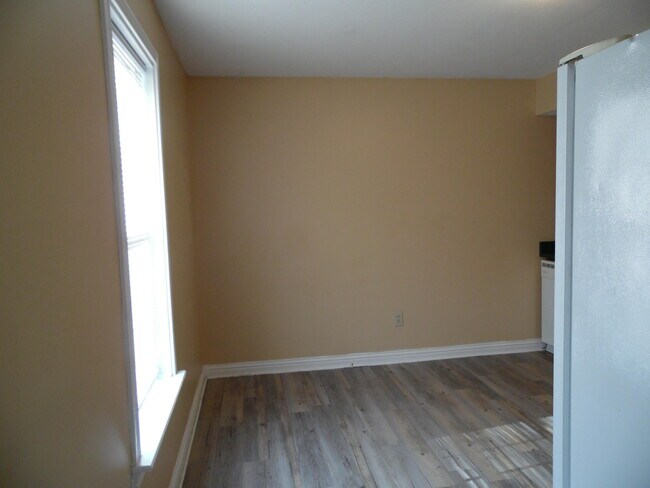 Building Photo - 925 Altamont Ct