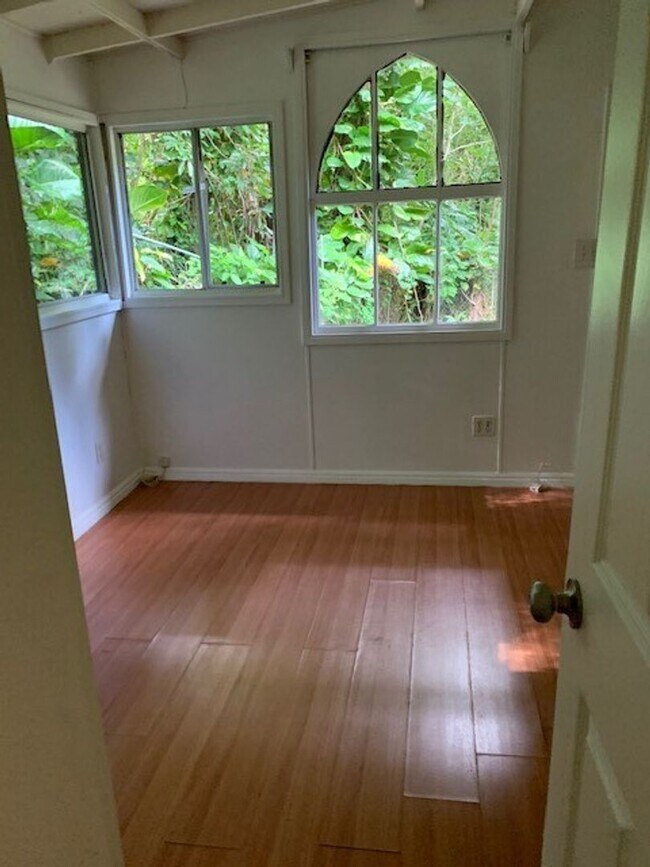 Foto del edificio - Manoa House - 3 bedroom, 1 bath - Avail now