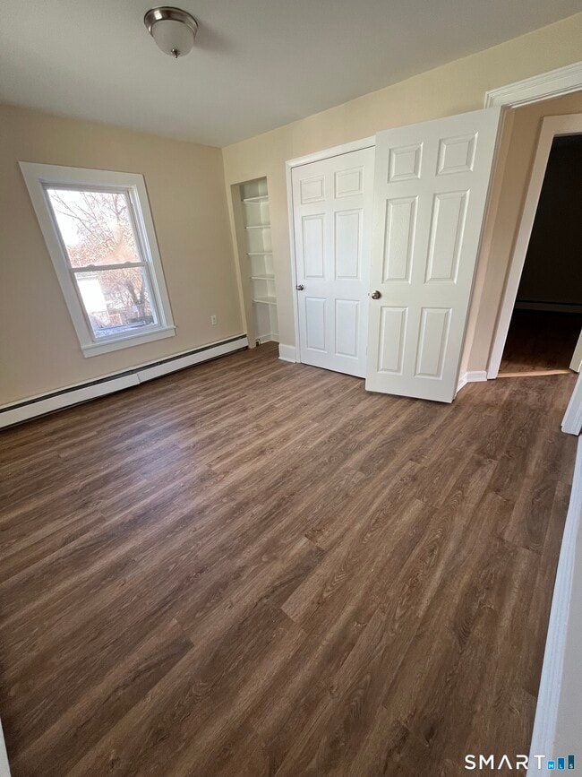 Building Photo - 400 S Main St