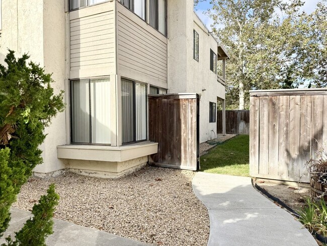 Foto del edificio - Lower Level w/ Private Fenced Yard!