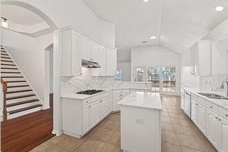 Building Photo - 1015 Longdraw Dr