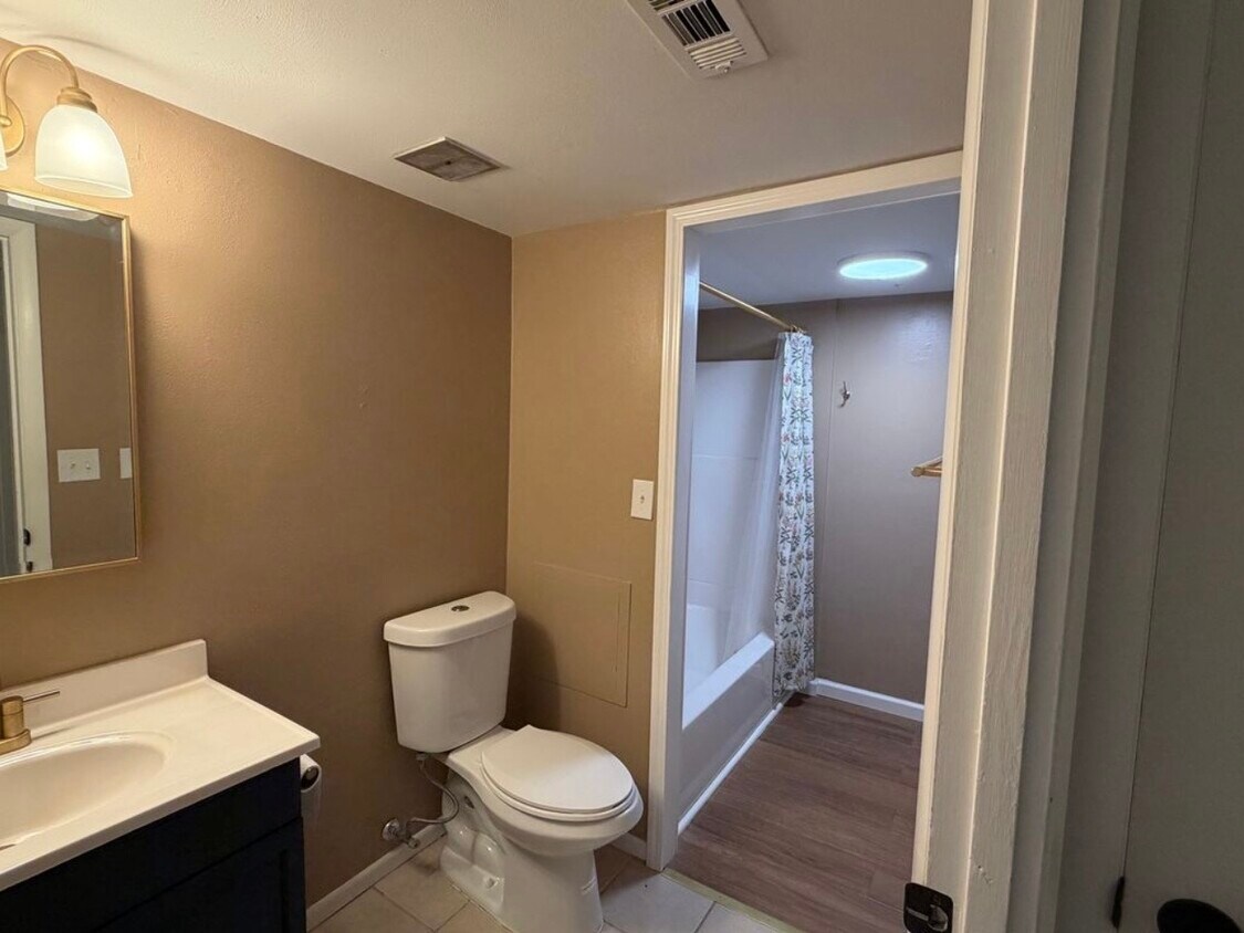 Foto del edificio - 463 Down Hill Dr