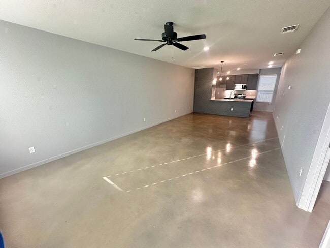 Foto del edificio - AVAILABLE NOW!