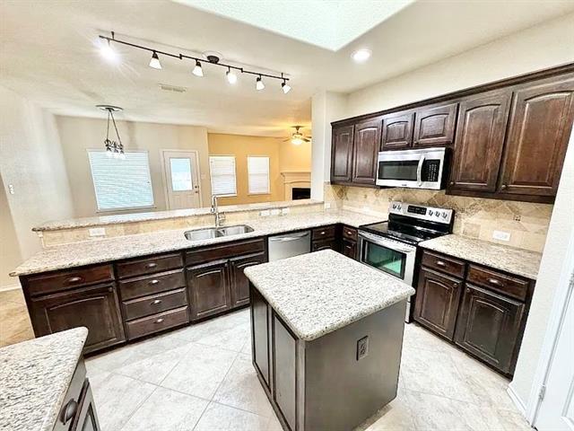 Foto del edificio - 3020 Tamarack Ln