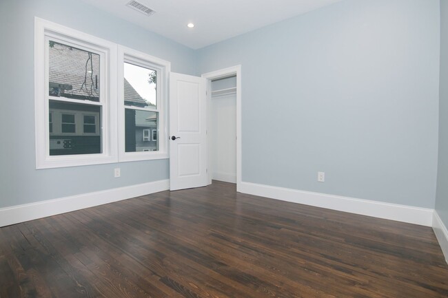 Building Photo - Fully Renovated Unit in Brighton for May 1...