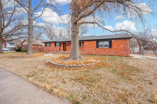 Building Photo - 1302 N Murray St