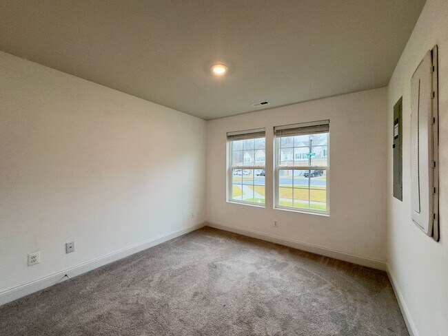 Foto del edificio - Spacious 4-Bedroom Townhome with Modern Am...