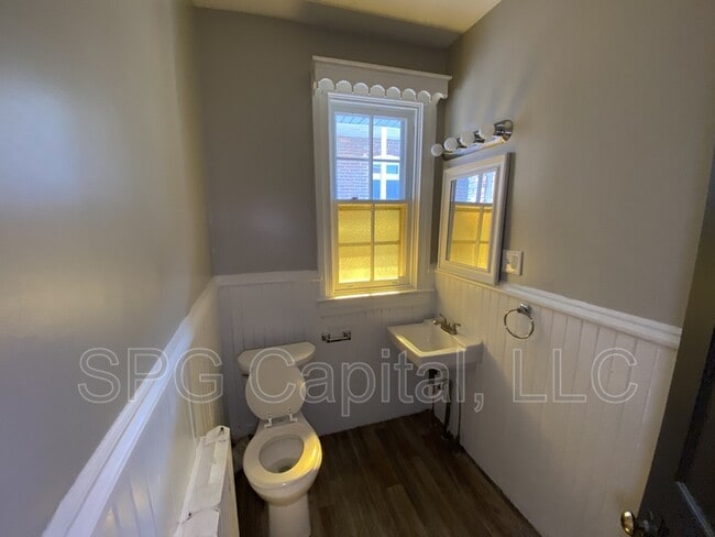 Building Photo - 824 W Princess St