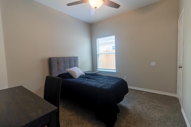 Dormitorio 1 - 803 Hall St