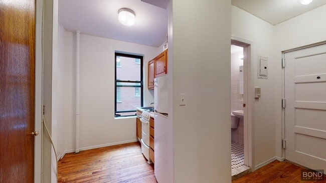 Building Photo - 415 E 73rd St