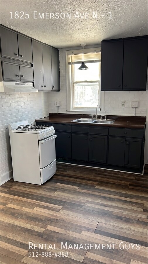 Foto del edificio - Ready to Rent 3 Bedroom Duplex! Fenced in ...