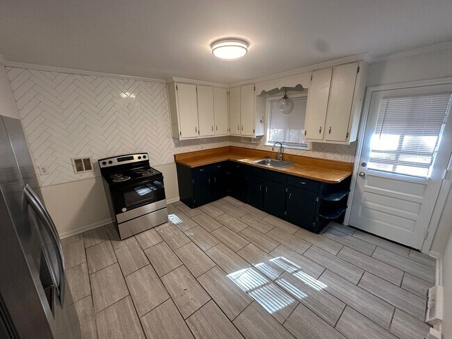 Foto del edificio - Charming 2BR Duplex in Durham’s Lakewood District