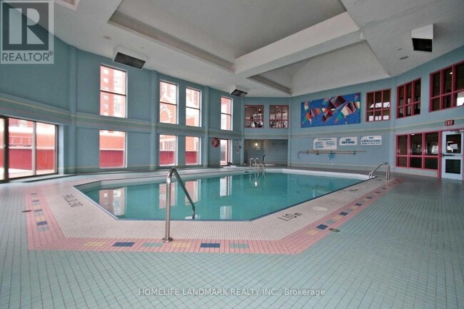 Photo du bâtiment - 2460 Eglinton Ave E