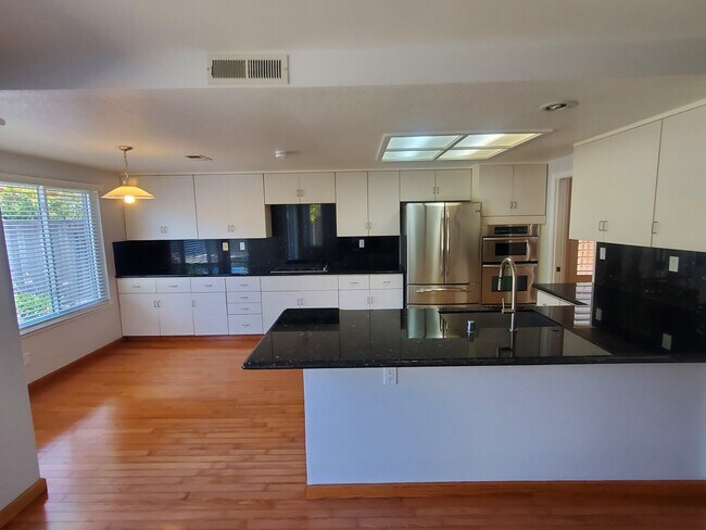 Building Photo - 73 Applegate Way
