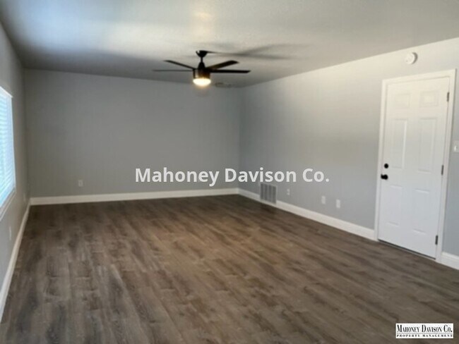 Building Photo - Fully refurbished 3 bdrm/2 bath, fresh pai...