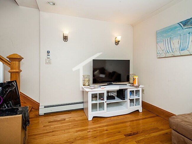 Foto del edificio - Very rare 4 bed 2 bath in beacon hill......