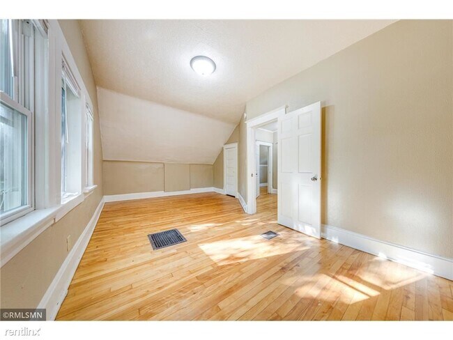 Building Photo - Room for Rent, 1 bath House - 3842 Fremont...