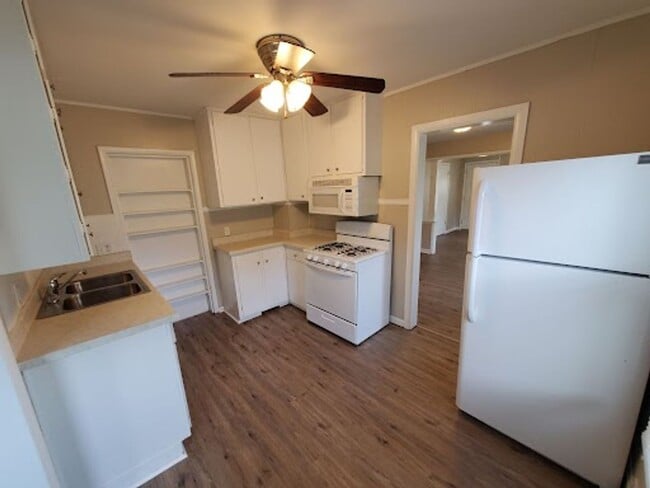 Building Photo - 3 bedroom home with covered patio and garage!