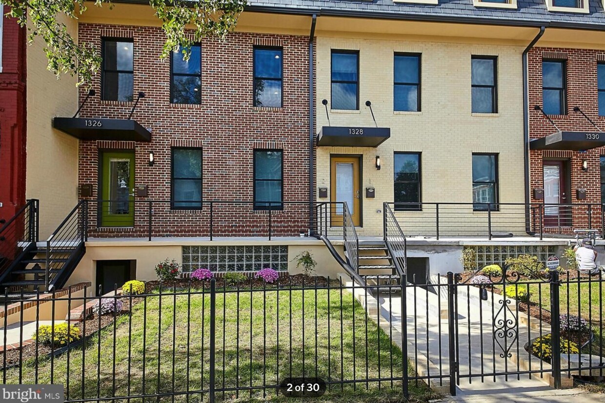 Primary Photo - 2 bed/2.5 bath. $3400 with off-street park...