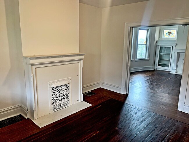 Building Photo - Huge fully renovated 4 bedroom/2.5 bath! M...