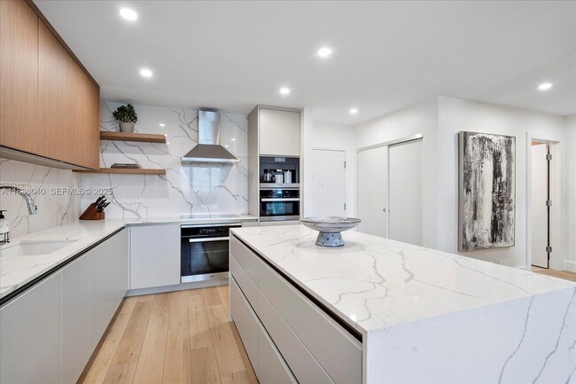 Building Photo - 2301 Collins Ave