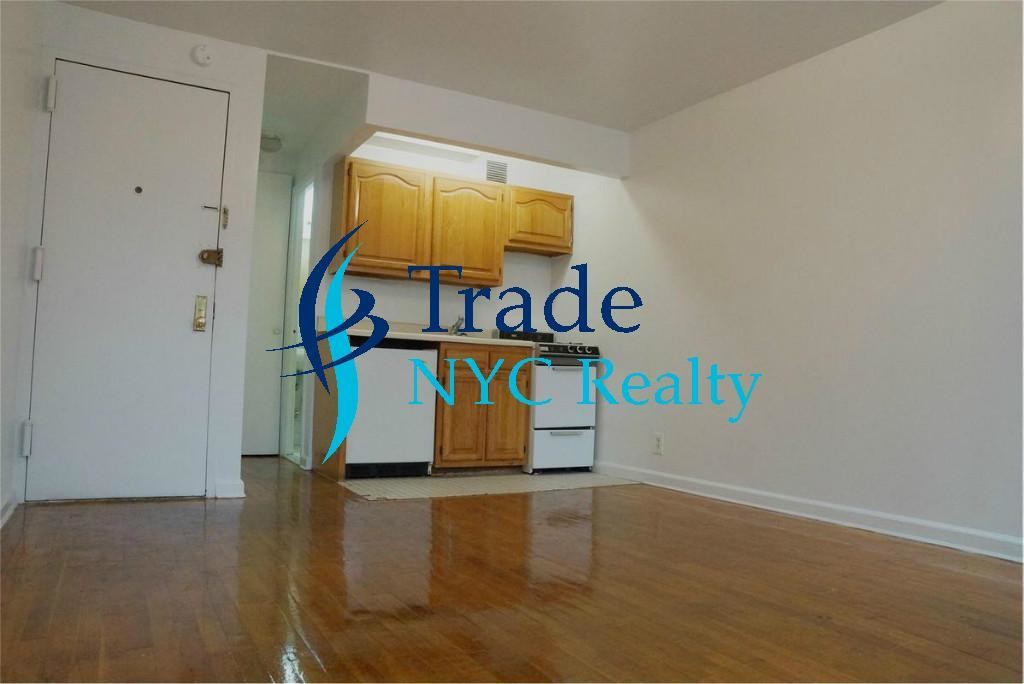 Primary Photo - 410 E 11th St