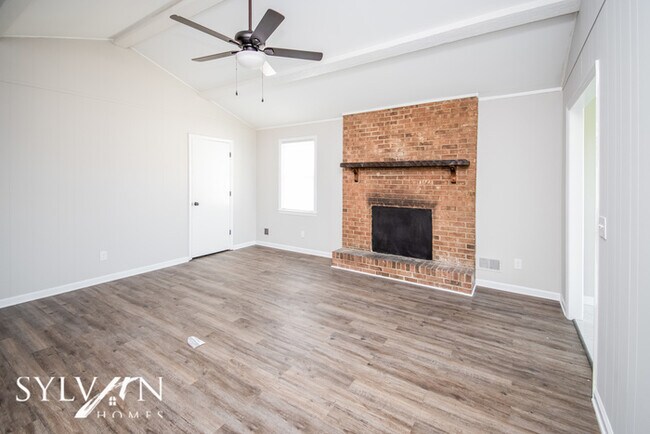Building Photo - Your dream home awaits!