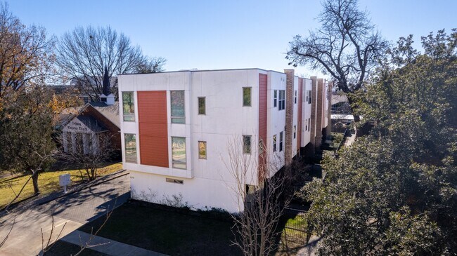 Foto del edificio - 2 Bed + Flex Room Option in East Dallas Townhome off Greenville Lakewood Neighborhood