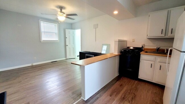 Building Photo - 1202 W 7th St