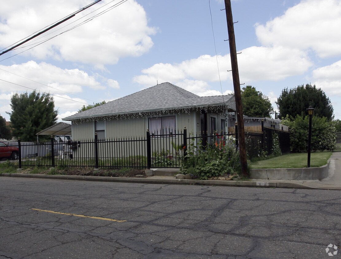 Building Photo - 701 Pecan St