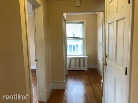 Building Photo - 2 br, 1 bath Apartment - 102 Floral St