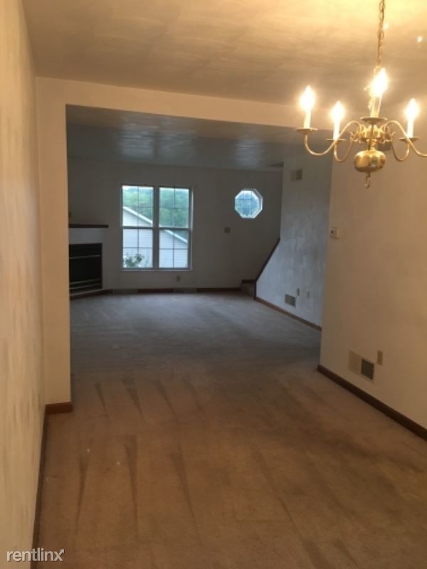 Building Photo - 2 br, 1.5 bath Townhome - 422 Silvis Way