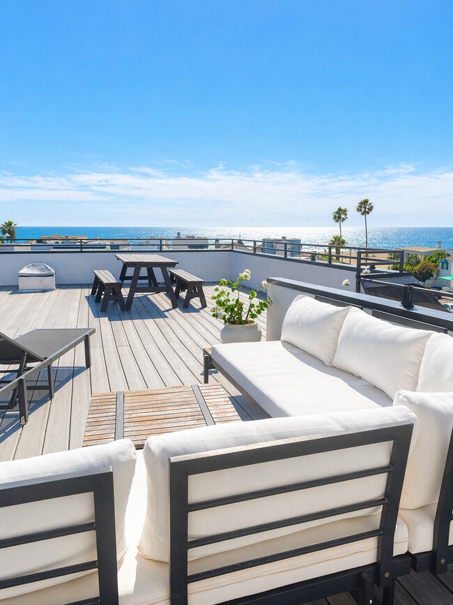 Shared Deck - 2124 Hermosa Ave