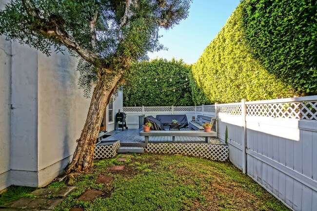 Foto del edificio - CHARMING & SPACIOUS, 5BR3.5BA HOME W/ PRIVATE YARD, BALCONY & SPRAWLING LIVING SPACE NEXT TO SAND...