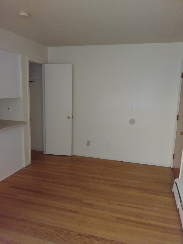 Building Photo - 165 E Oakridge Ave