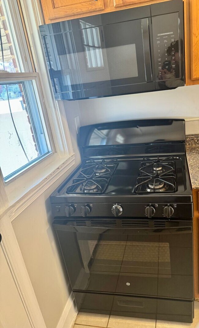 Foto del edificio - 2 Bedroom  Townhome in Belair-Edison!