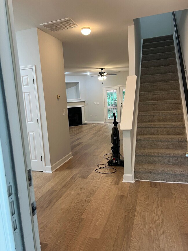 Foto del edificio - 144 Summit Oaks Ln