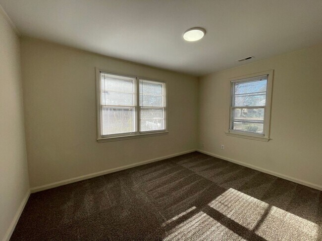 Building Photo - 2 bedroom, 1 bath Duplex