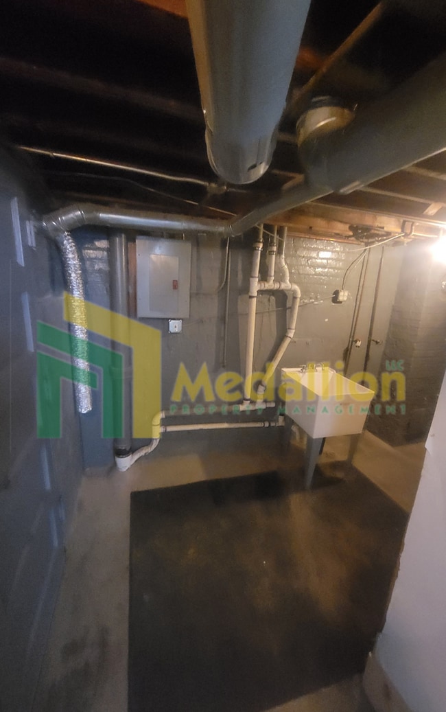 Building Photo - Stunning remodeled  3 bed/ 2 bath townhous...