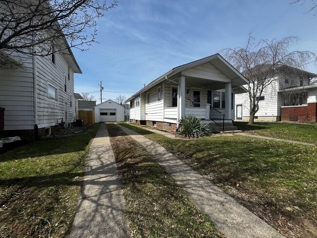 Building Photo - 1643 Hinton Dr